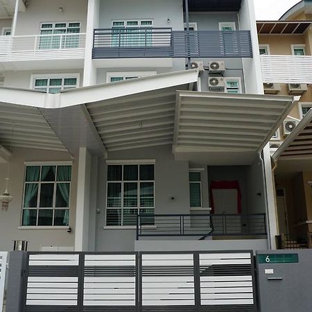 Shamrock Boutique Villa - Stay For 12 Person Batu Ferringhi Exterior photo